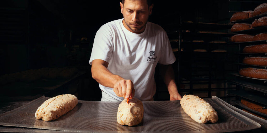 Bäckermeister Christian beim Stollen einschneiden