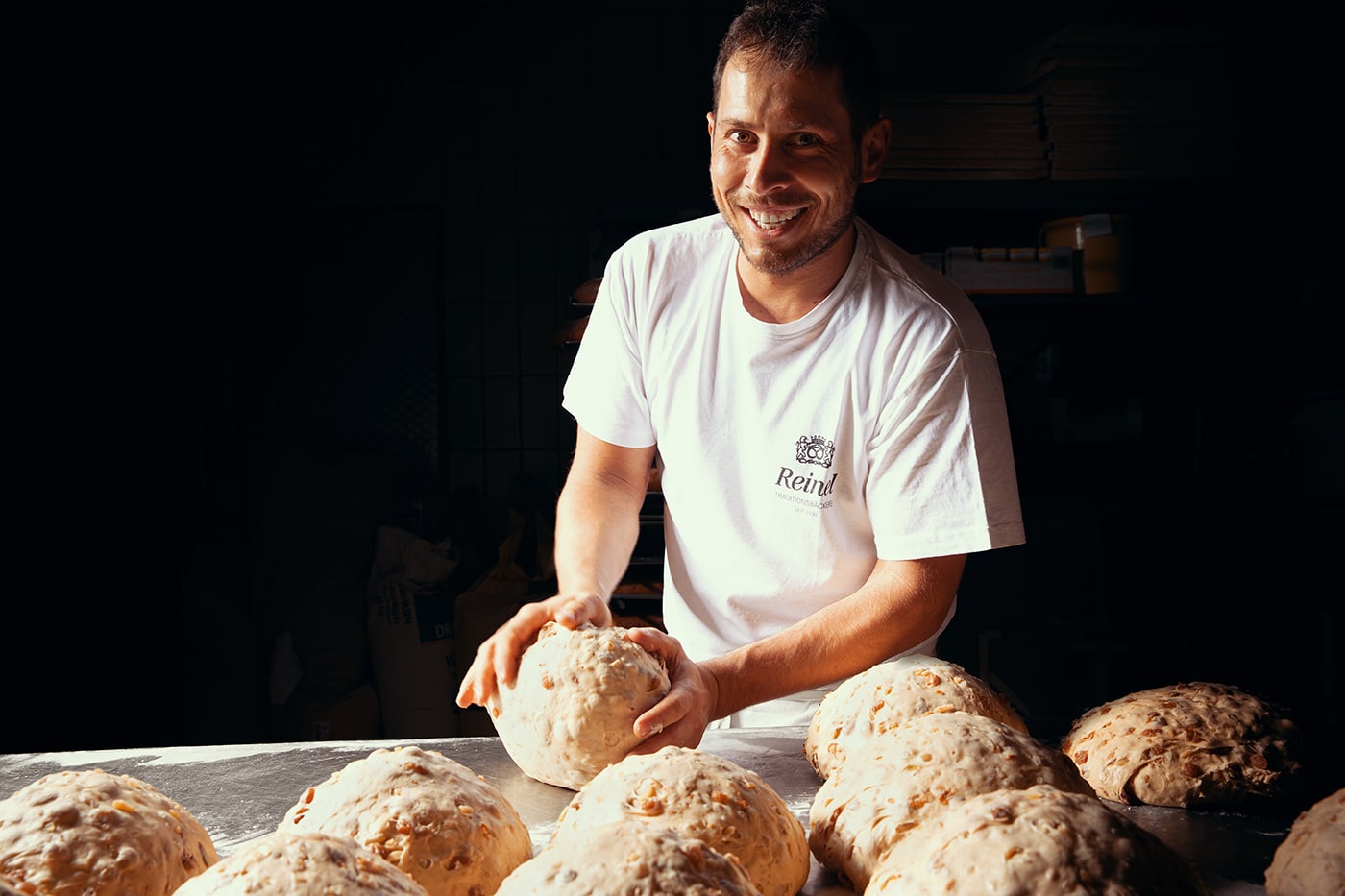 Bäckermeister Christian formt Stollen
