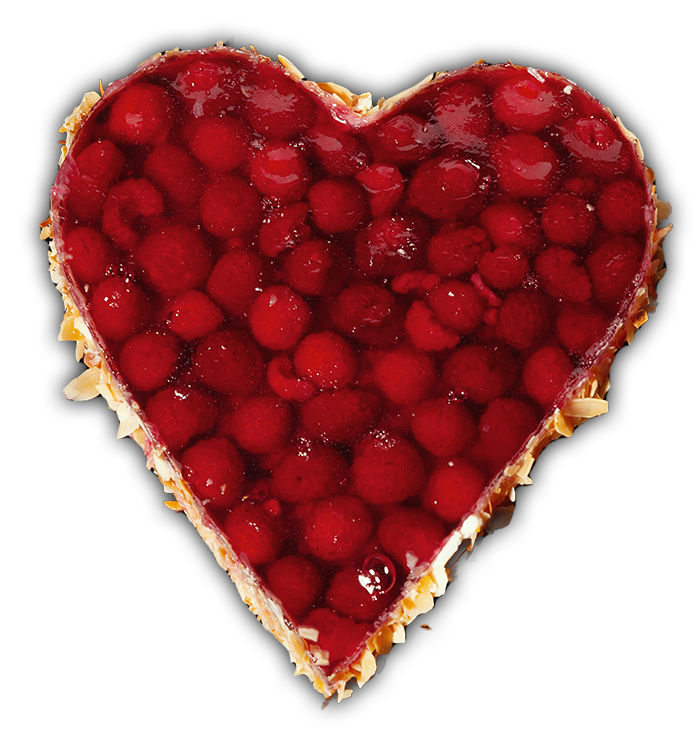 Kuchen in Herzform mit Himbeeren belegt