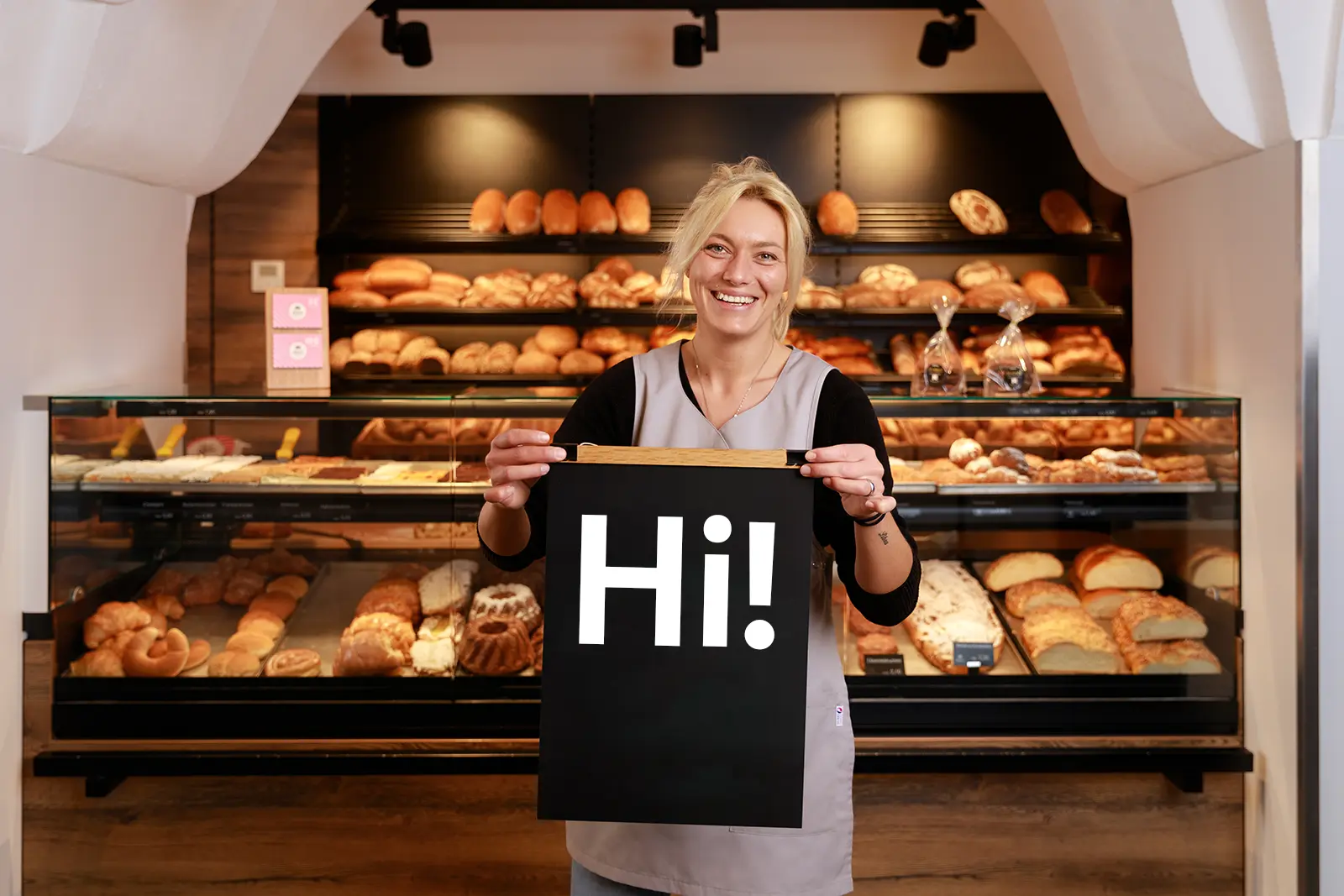 Reinel Verkäuferin hält Plakat in der Hand